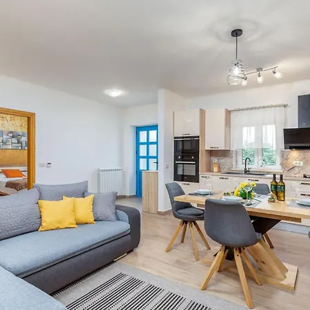 Stylish With Swimming Pool And Garden