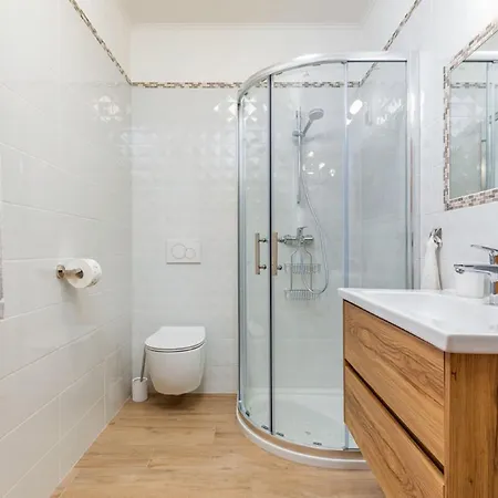 Stylish With Swimming Pool And Garden *