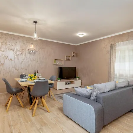 Stylish With Swimming Pool And Garden * Cepic