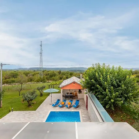 Stylish With Swimming Pool And Garden Willa Cepic
