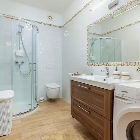 Stylish With Swimming Pool And Garden Cepic