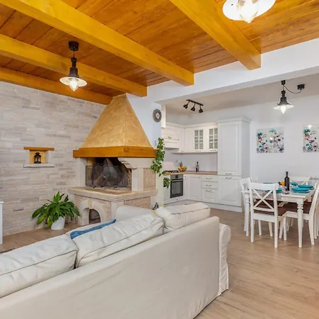 Stylish With Swimming Pool And Garden * Cepic