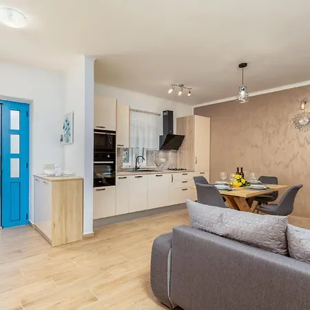 Stylish With Swimming Pool And Garden Willa