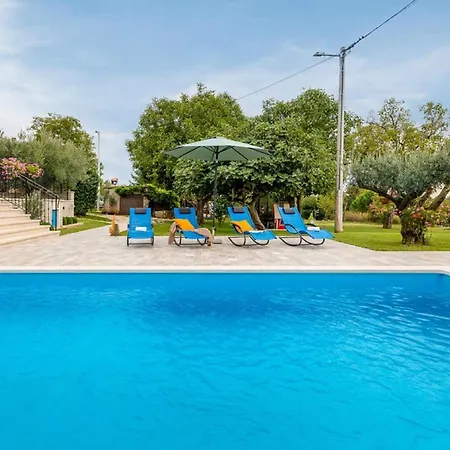 Stylish With Swimming Pool And Garden Willa *