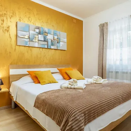 Stylish With Swimming Pool And Garden