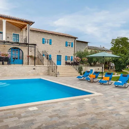 Stylish With Swimming Pool And Garden ヴィラ Cepic