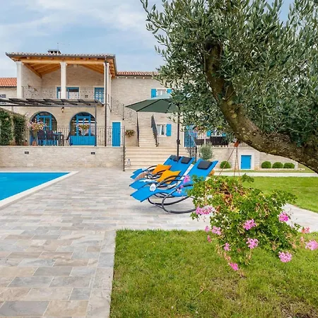 Stylish With Swimming Pool And Garden Willa