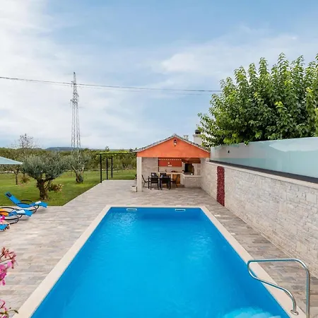 Stylish With Swimming Pool And Garden Cepic