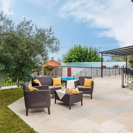 Stylish With Swimming Pool And Garden Willa Cepic