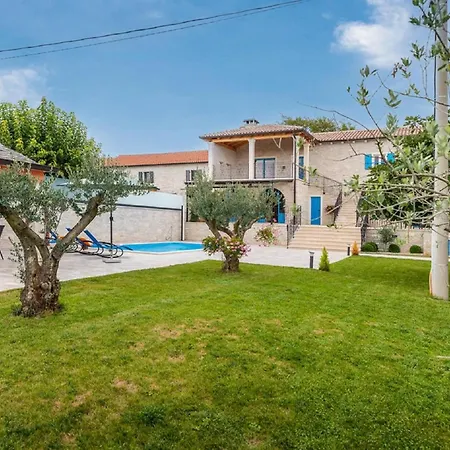 Stylish With Swimming Pool And Garden * Cepic