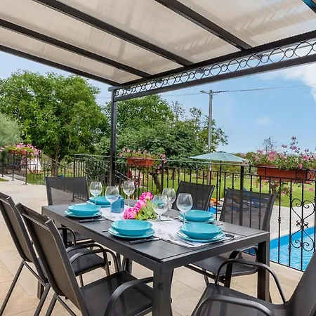 Stylish With Swimming Pool And Garden *