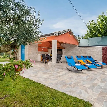 Stylish With Swimming Pool And Garden *