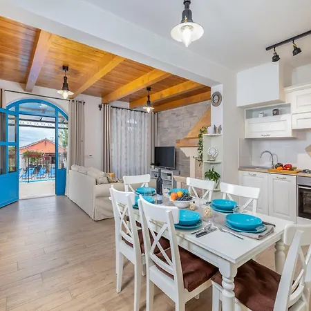 Stylish With Swimming Pool And Garden Willa